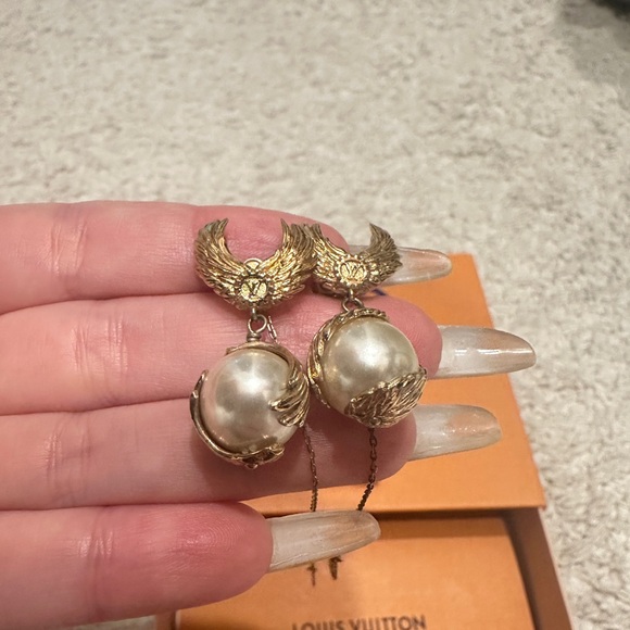 Authentic Louis Vuitton pearls earrings - Picture 1 of 5